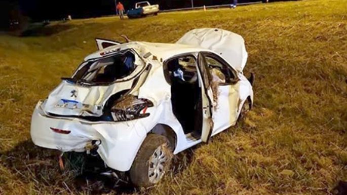 Espectacular vuelco de un auto en la autopista