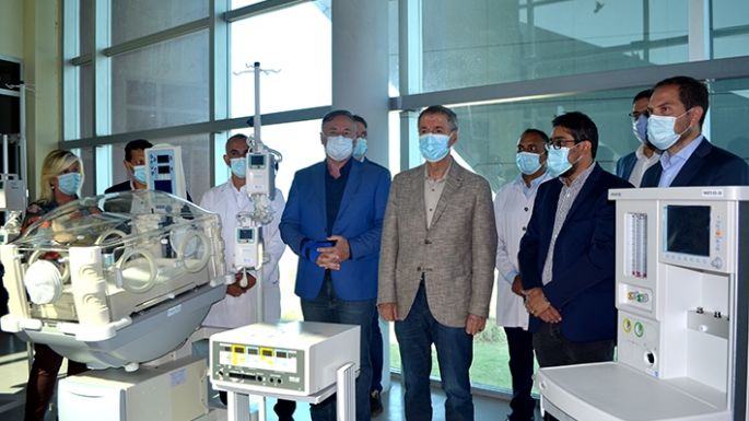 La visita del gobernador dejó aparatología al Pasteur y móviles