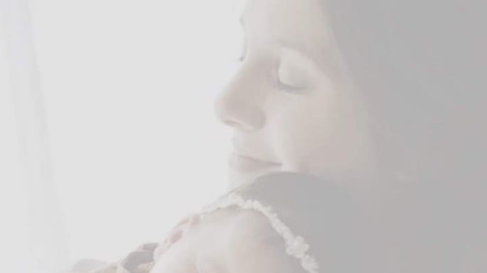 Una mamá necesita viajar a Nueva Zelanda para asistir a su hija