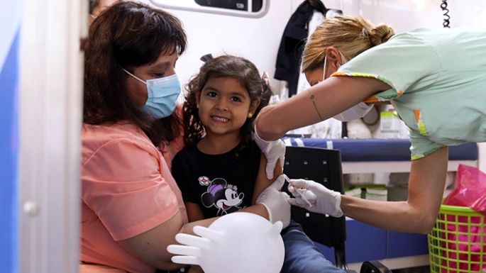 Comienzan a vacunar contra la gripe a niños de hasta 2 años