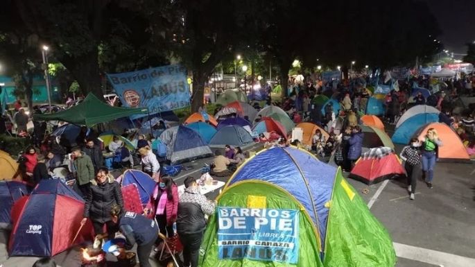 Militantes piqueteros acampan desde anoche en la avenida 9 de Julio