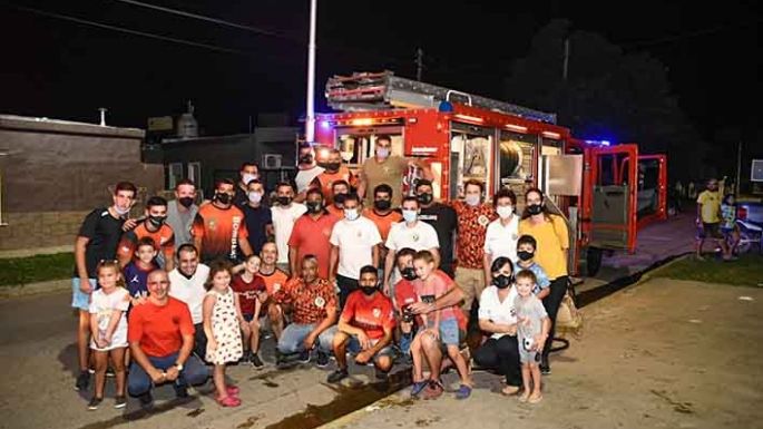 Los bomberos celebran la llegada de una autobomba y van por más