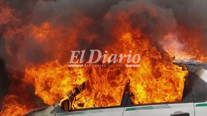 Se incendió un taxi bajando el puente Alberdi en Villa Nueva