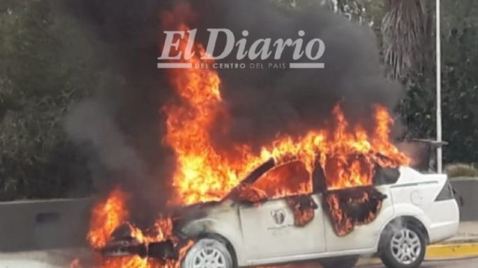 Se incendió un taxi bajando el puente Alberdi en Villa Nueva
