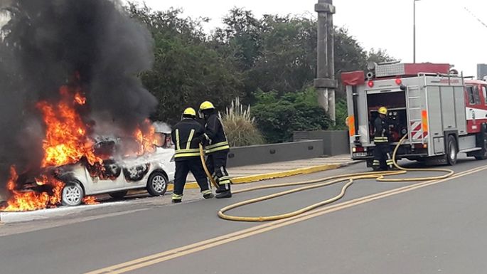 Se prendió fuego un taxi