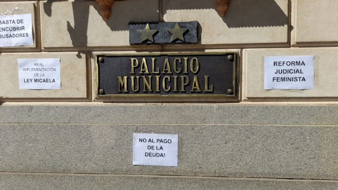 La Asamblea Transfeminista realizó una intervención en la Municipalidad por el 8M