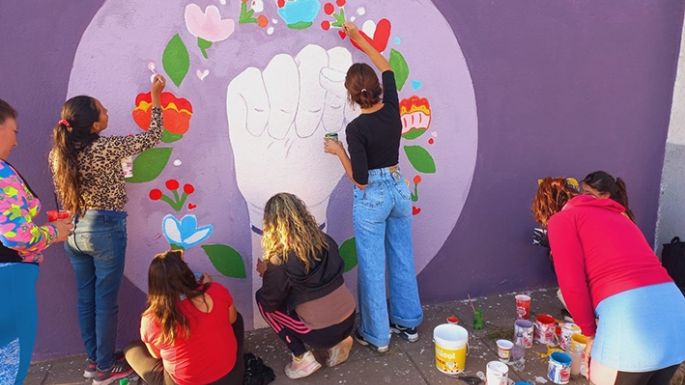 Mujeres pintaron murales