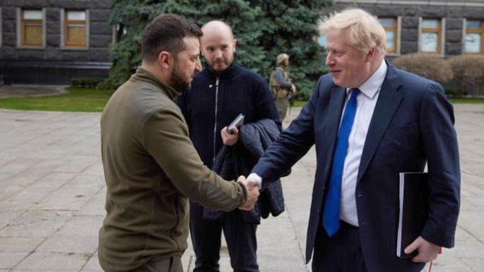 Zelenski dice que sigue dispuesto a negociar con Putin y recibió a Boris Johnson