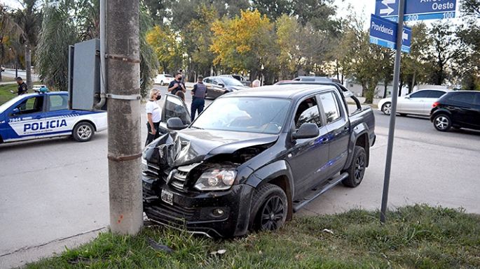 Manejaba ebrio y chocó un poste