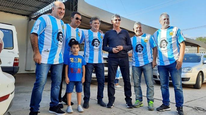 Volvió el Matador Kempes y estuvo envuelto con todas las banderas