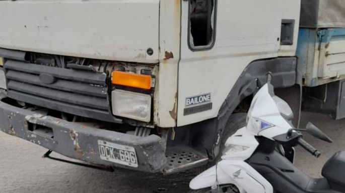 Una motociclista terminó con lesiones graves tras chocar contra un camión
