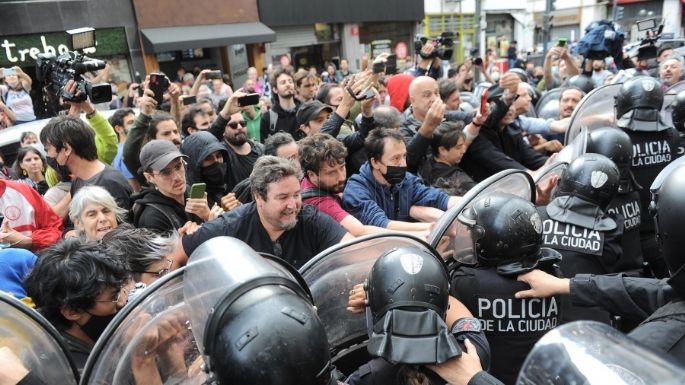 Protesta en el INCAA: incidentes en la manifestación para pedir la renuncia de Luis Puenzo