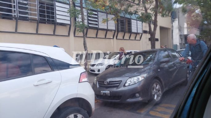 AHORA - Un auto colisionó frente a EPEC