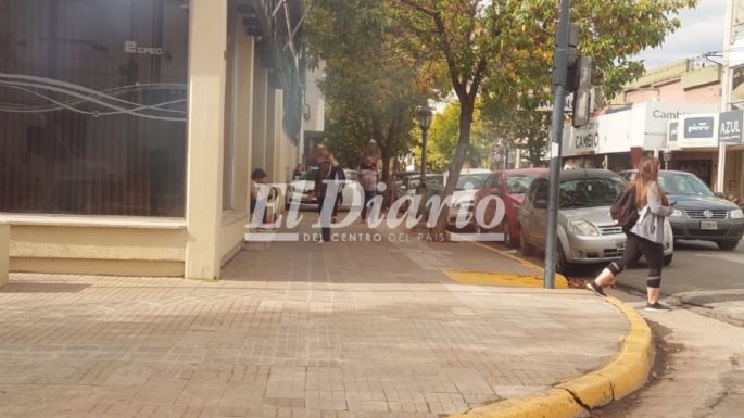 AHORA - Un auto colisionó frente a EPEC