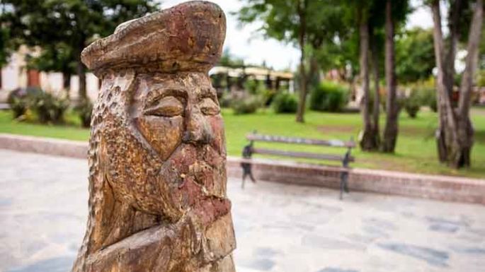 Escultores en Nono, por los héroes