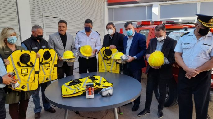 [Video] El ministro Mosquera entregó nuevo equipamiento al Cuartel de Bomberos local