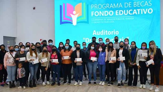 Otorgaron 52 becas