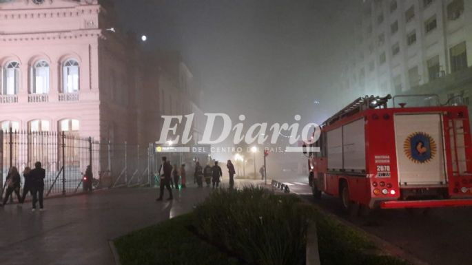 Bomberos trabajan en un incendio en los alrededores de Casa Rosada