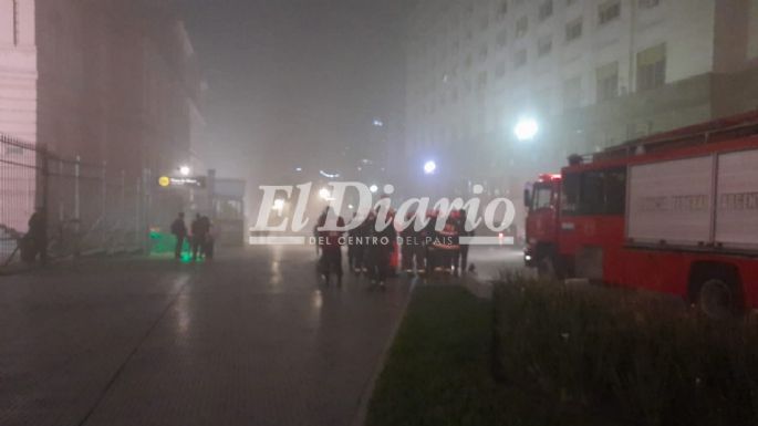 Bomberos trabajan en un incendio en los alrededores de Casa Rosada