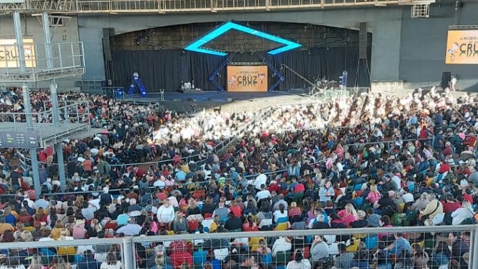 Alrededor de 13 mil personas participan de la vigilia de la Iglesia Visión del Futuro en el Anfi