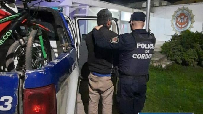 Chocó a un ciclista y luego se opuso escandalosamente al control policial