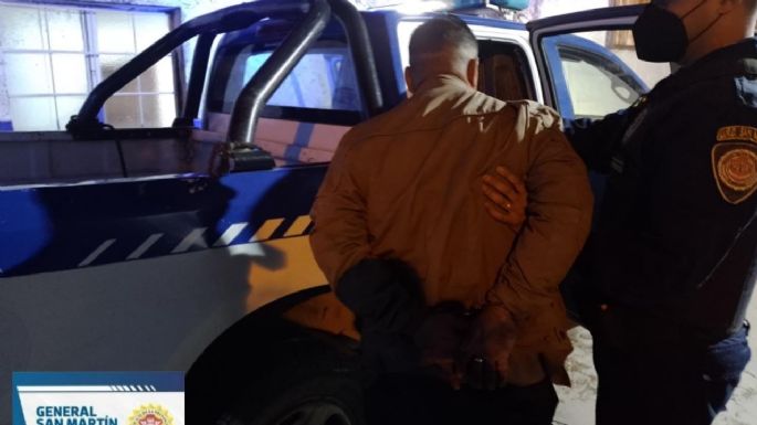 Intentaba robar la rueda de un vehículo estacionado pero fue atrapado