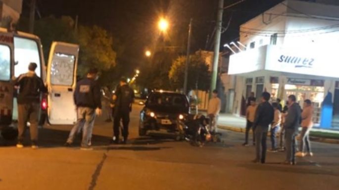 Una moto chocó contra un auto