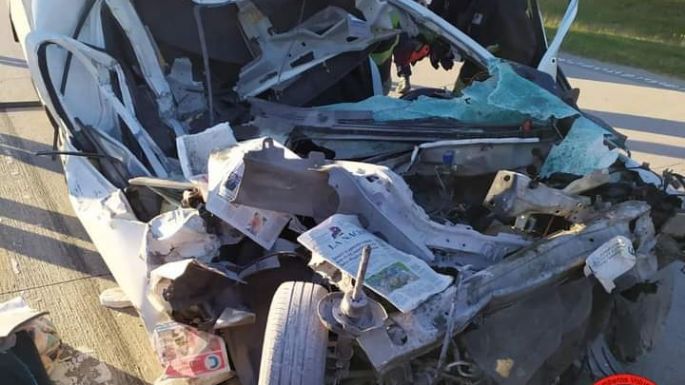 Un utilitario protagonizó un impactante choque en la autopista cerca de Leones