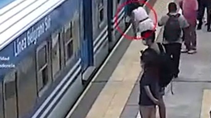 [Vídeo] Se desmayó, cayó al andén de un tren y fue rescatada
