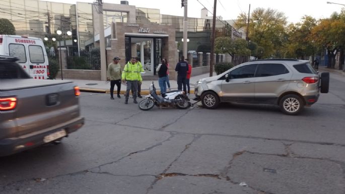 Choque entre una camioneta y una moto en Mendoza y Mariano Moreno