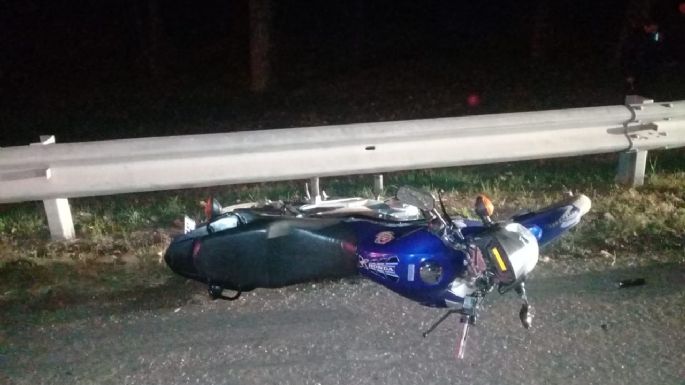 Chocó una moto y sus dos ocupantes sufrieron fracturas