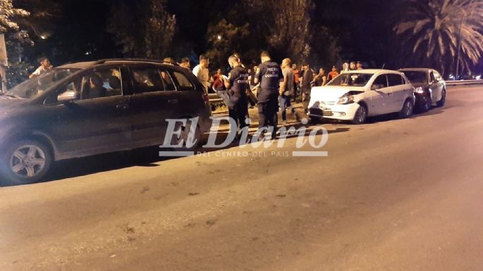 Chocó de atrás a un auto que esperaba en el semáforo