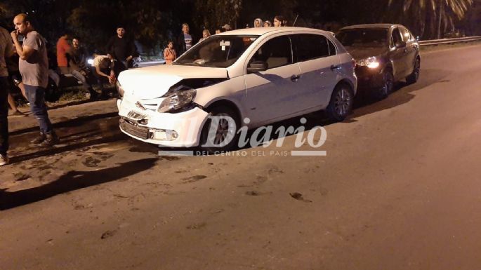 Chocó de atrás a un auto que esperaba en el semáforo