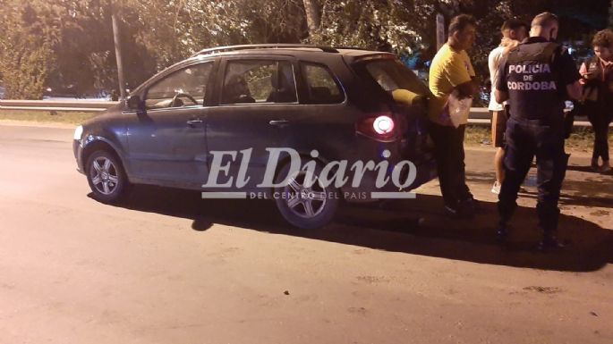 Chocó de atrás a un auto que esperaba en el semáforo