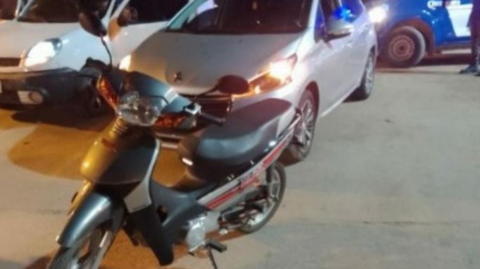 Una motociclista terminó con lesiones graves tras chocar contra un auto