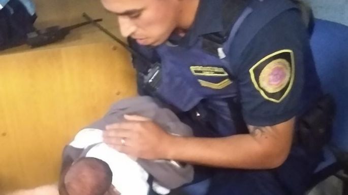 Un policía de guardia le salvó la vida a un bebé de tan sólo 7 días