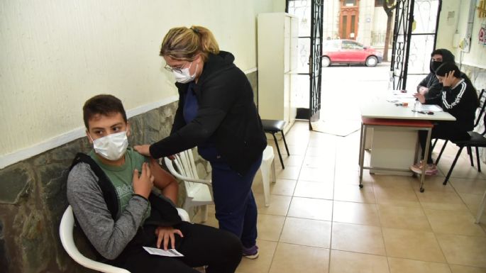 Mayores de 12 años ya pueden recibir la cuarta dosis contra el Covid en la Asistencia y el CAPS