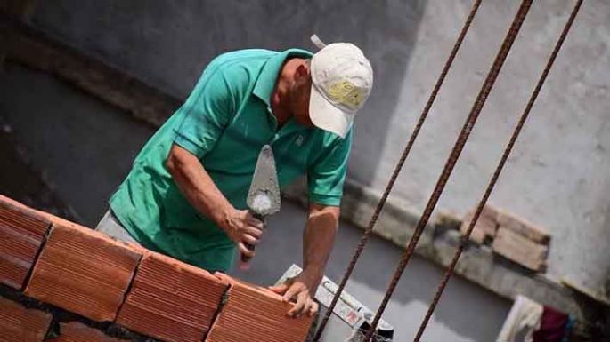 Convocan a albañiles para un plan