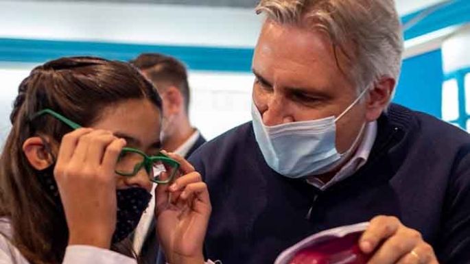 El municipio entregó “ecolentes” recetados que son fabricados con tapitas de gaseosas