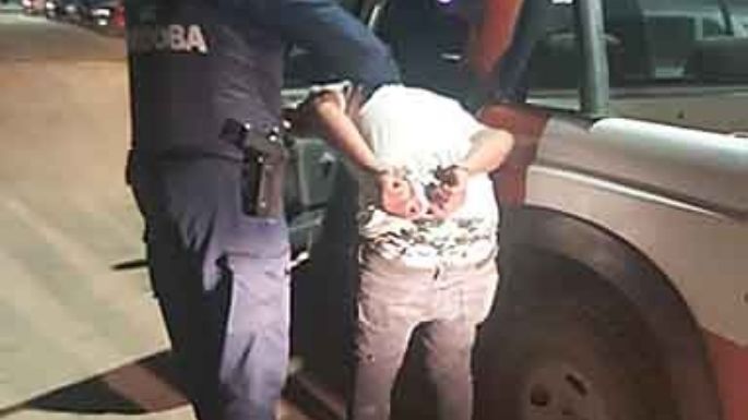 Joven tocó a una mujer en un pub y lo detuvieron