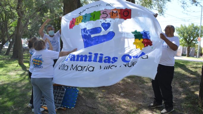 Las manos de cada niño quedaron plasmadas en la “bandera viajera”
