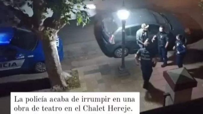 La policía irrumpió "con linternas y armas" una obra de teatro en el Chalet Hereje