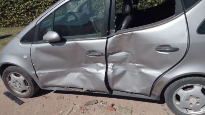 Mientras dormía una chata le destrozó el auto y se dio a la fuga