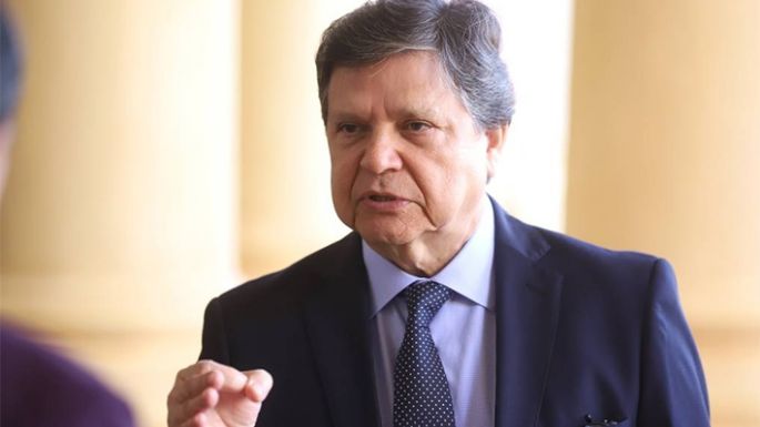 Renunció para buscar la candidatura presidencial