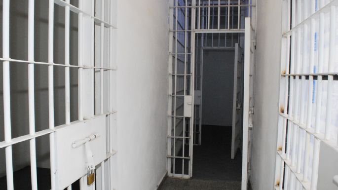 Cuatro funcionarios de la cárcel detenidos por golpear a internos