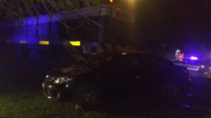Un auto chocó contra la locomotora del tren: sólo hubo heridos leves