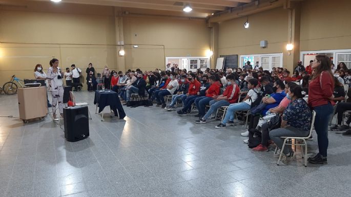 Companys encabezó una charla para padres, docentes y alumnos del IPET 322