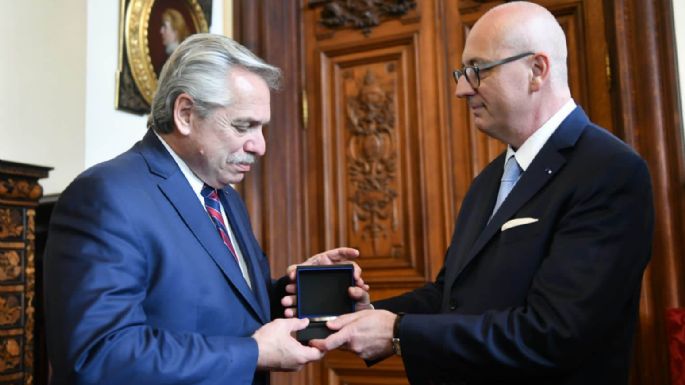 Alberto ya está en Francia y recibió una medalla de la universidad La Sorbona