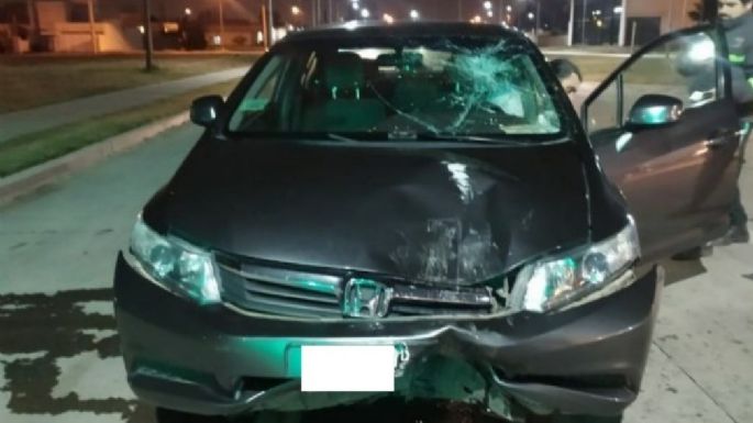 Alcoholizado, chocó con su auto contra una moto manejada por dos jóvenes