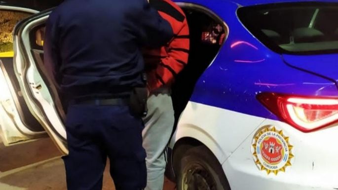 Una vecina alertó que un hombre intentó trepar las rejas de una casa